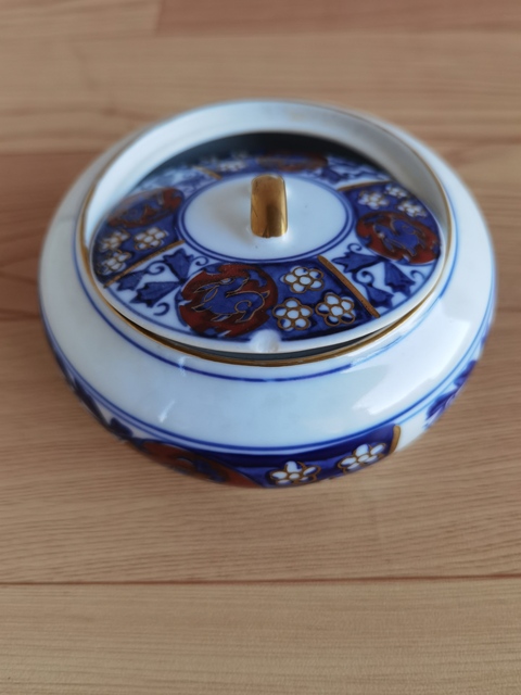 古玩陶瓷青花加彩花卉紋蓋盒拍賣，當前價格220元