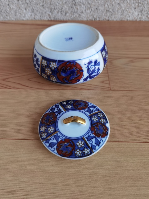 古玩陶瓷青花加彩花卉紋蓋盒拍賣，當前價格220元