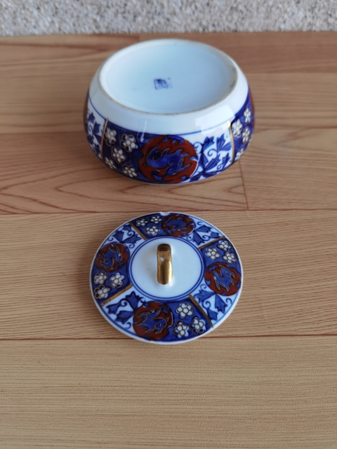 古玩陶瓷青花加彩花卉紋蓋盒拍賣，當前價格220元