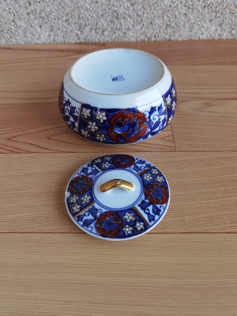 古玩陶瓷青花加彩花卉紋蓋盒拍賣，當前價格220元