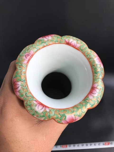 古玩陶瓷廣彩人物故事紋獸耳瓶真品鑒賞圖