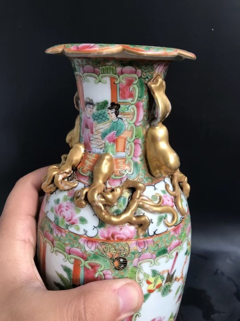 古玩陶瓷廣彩人物故事紋獸耳瓶真品鑒賞圖