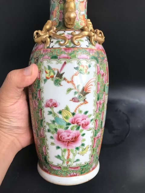 古玩陶瓷廣彩人物故事紋獸耳瓶真品鑒賞圖