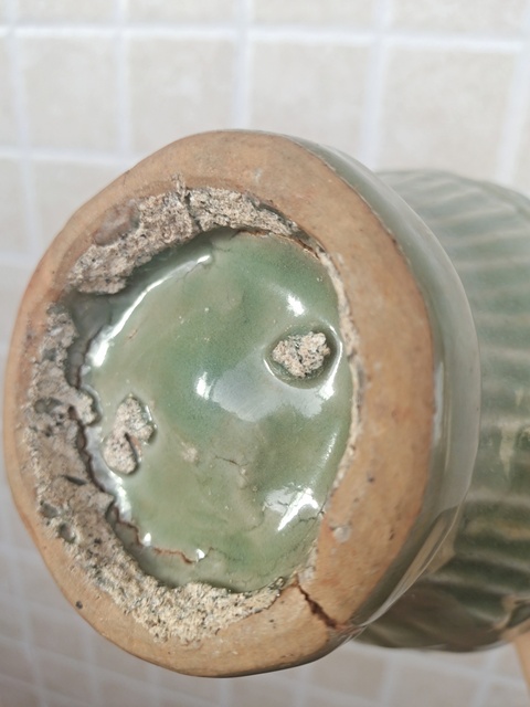 古玩陶瓷龍泉窯青釉印花瓶真品鑒賞圖