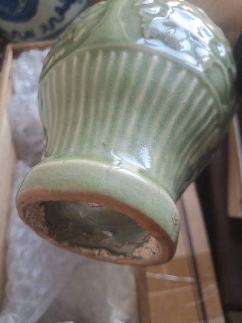 古玩陶瓷龍泉窯青釉印花瓶真品鑒賞圖