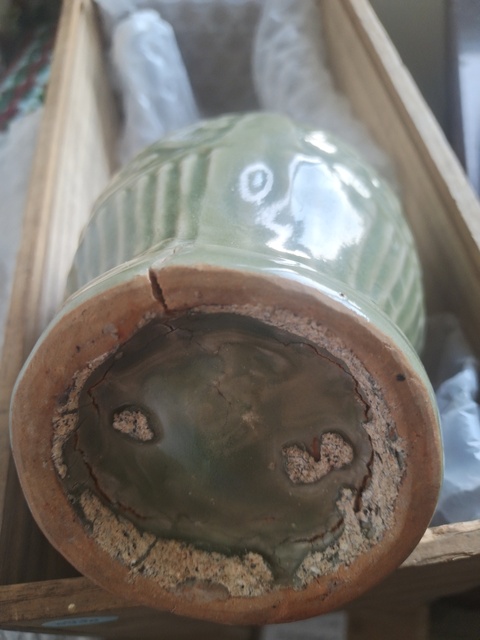 古玩陶瓷龍泉窯青釉印花瓶真品鑒賞圖