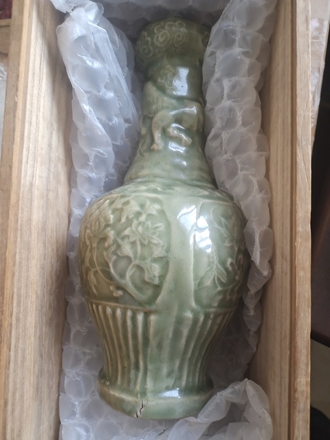 古玩陶瓷龍泉窯青釉印花瓶真品鑒賞圖