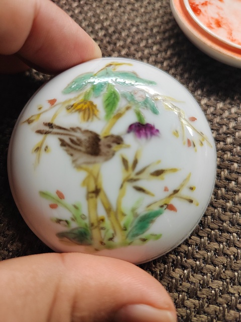 古玩陶瓷粉彩花鳥紋印盒真品鑒賞圖
