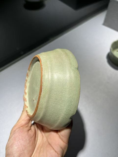 古玩陶瓷龍泉青瓷葵口洗真品鑒賞圖