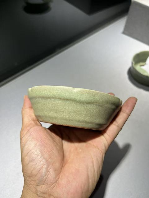 古玩陶瓷龍泉青瓷葵口洗真品鑒賞圖