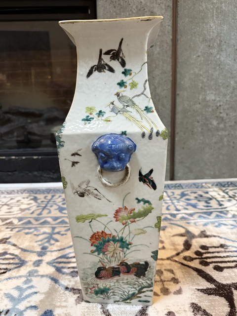 古玩陶瓷粉彩花鳥紋方瓶真品鑒賞圖