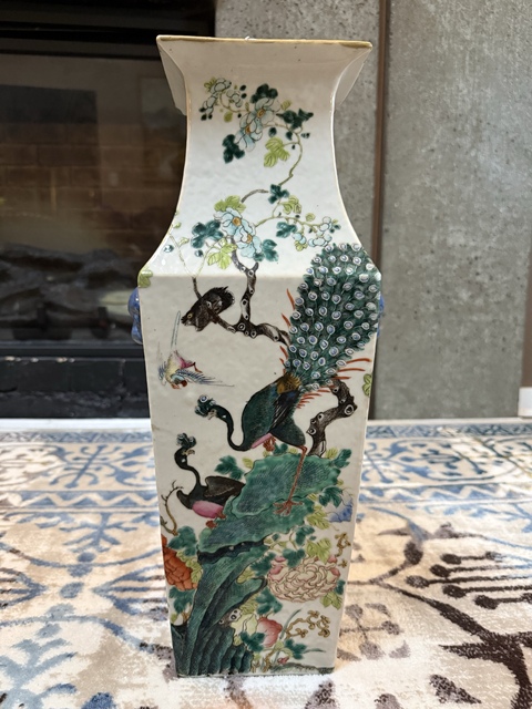 古玩陶瓷粉彩花鳥紋方瓶真品鑒賞圖