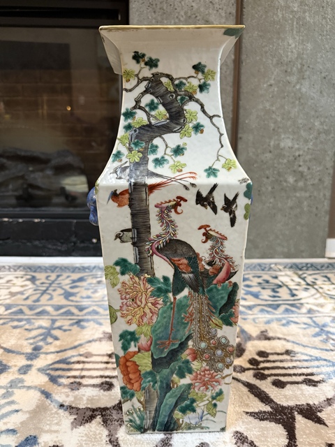 古玩陶瓷粉彩花鳥紋方瓶真品鑒賞圖