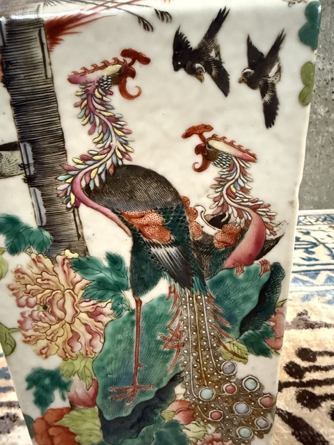 古玩陶瓷粉彩花鳥紋方瓶真品鑒賞圖