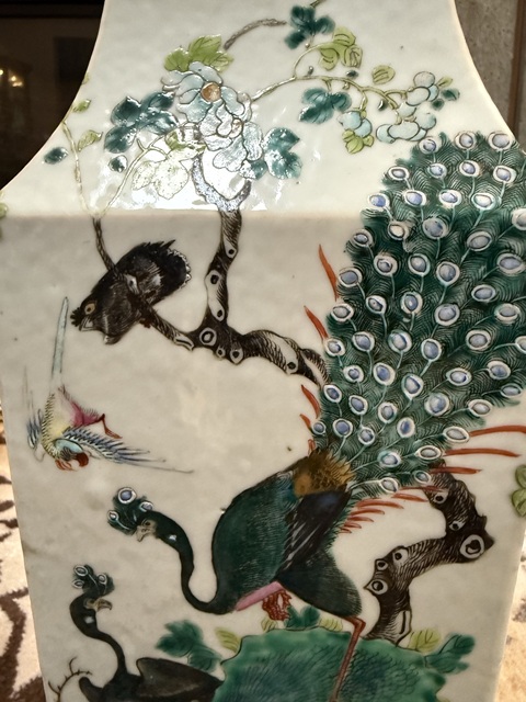 古玩陶瓷粉彩花鳥紋方瓶真品鑒賞圖