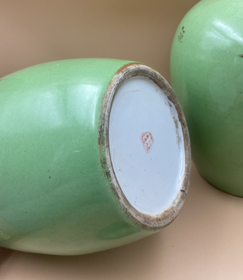 古玩陶瓷蘋果綠留白松鶴描金冬瓜罐一對真品鑒賞圖