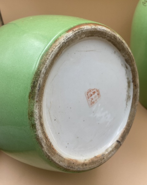 古玩陶瓷蘋果綠留白松鶴描金冬瓜罐一對真品鑒賞圖