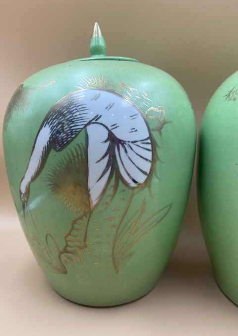 古玩陶瓷蘋果綠留白松鶴描金冬瓜罐一對真品鑒賞圖