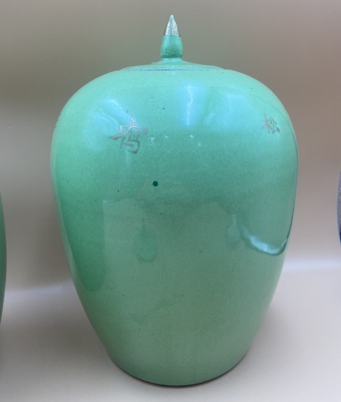 古玩陶瓷蘋果綠留白松鶴描金冬瓜罐一對真品鑒賞圖