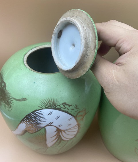 古玩陶瓷蘋果綠留白松鶴描金冬瓜罐一對真品鑒賞圖