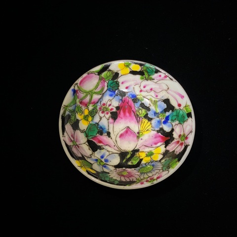 古玩陶瓷墨地粉彩花卉紋盤真品鑒賞圖