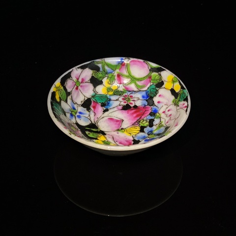 古玩陶瓷墨地粉彩花卉紋盤真品鑒賞圖