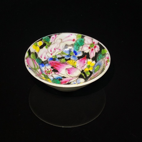 古玩陶瓷墨地粉彩花卉紋盤真品鑒賞圖