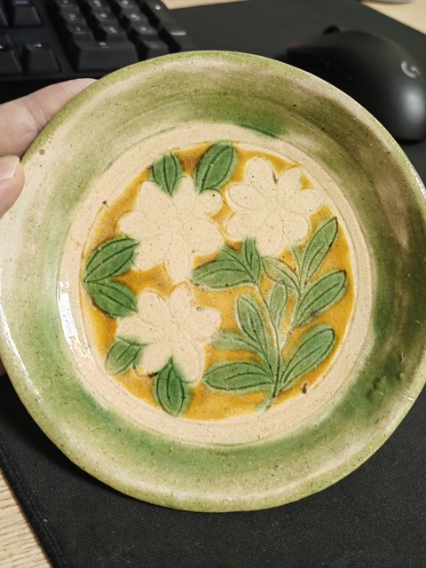 古玩陶瓷三彩盤真品鑒賞圖