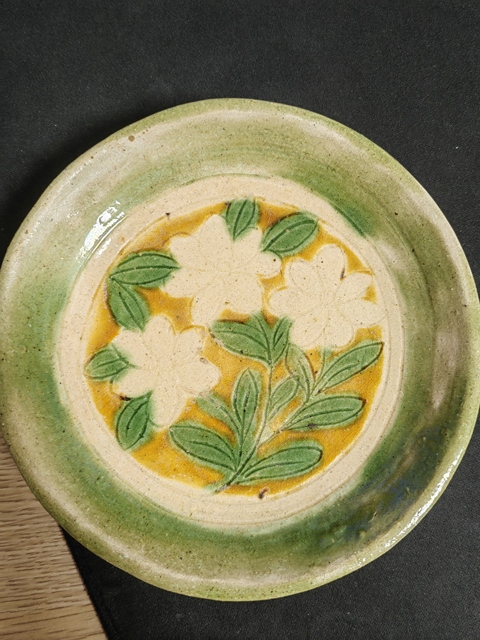 古玩陶瓷三彩盤真品鑒賞圖