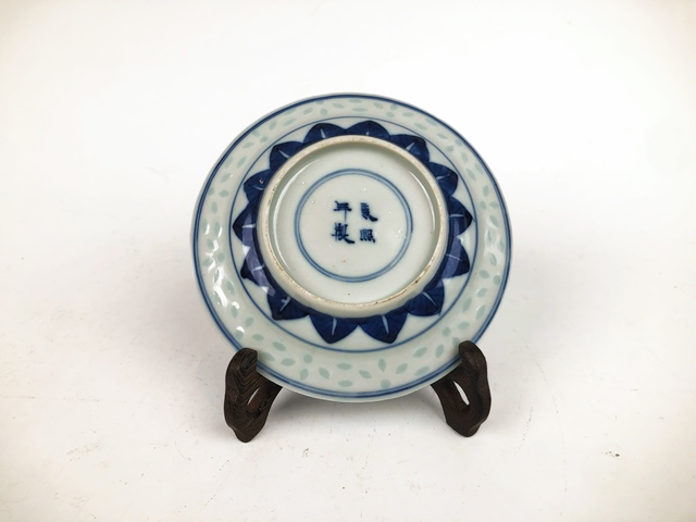 古玩陶瓷清晚期·青花團鳳玲瓏盤真品鑒賞圖