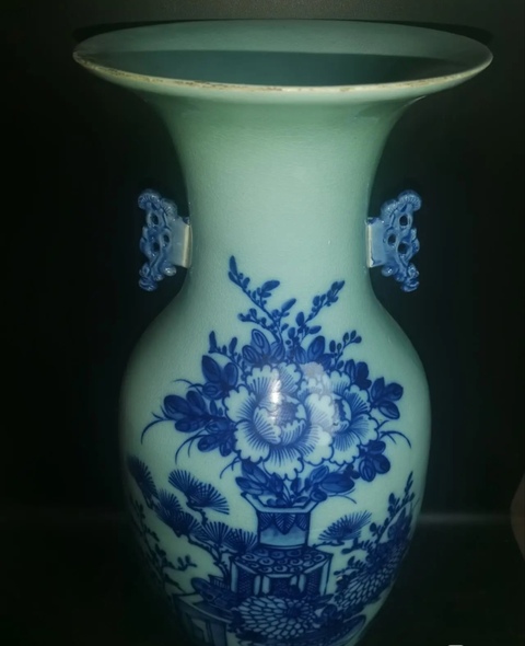 古玩陶瓷豆青釉青花瓶真品鑒賞圖