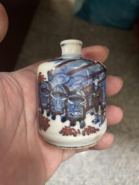 古玩陶瓷青花釉里紅人物故事紋鼻煙壺真品鑒賞圖