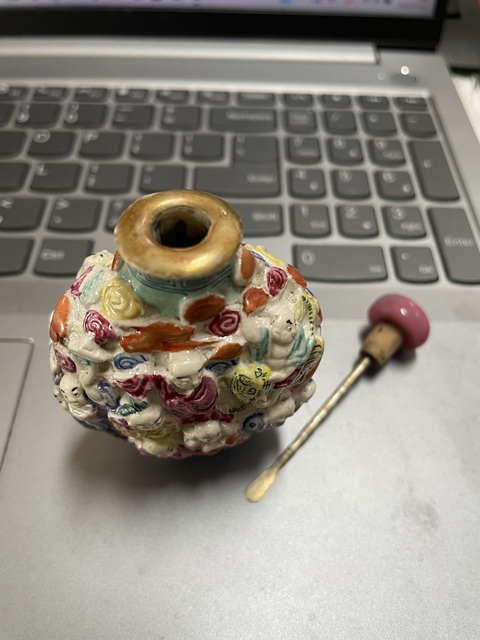 古玩陶瓷粉彩堆塑人物鼻煙壺真品鑒賞圖