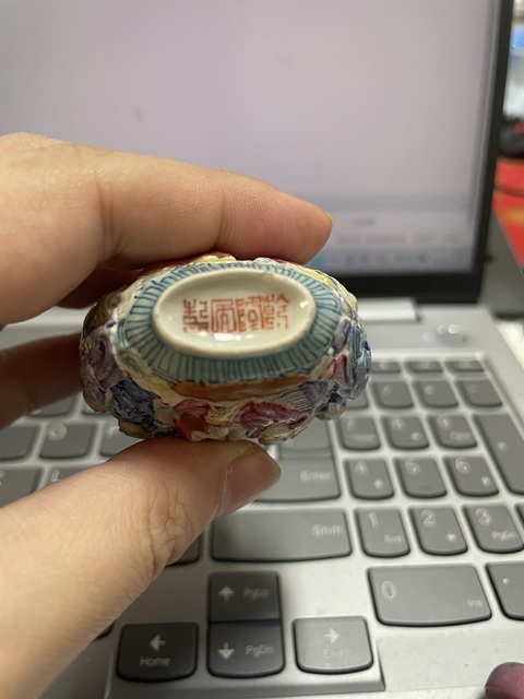 古玩陶瓷粉彩堆塑人物鼻煙壺真品鑒賞圖