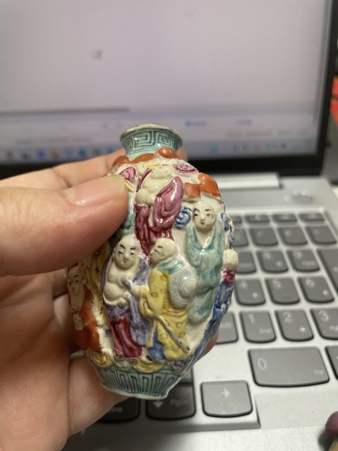 古玩陶瓷粉彩堆塑人物鼻煙壺真品鑒賞圖