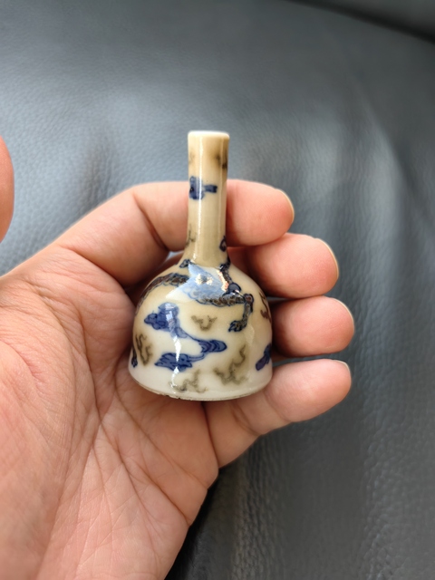 古玩陶瓷青花釉里紅龍紋瓶真品鑒賞圖