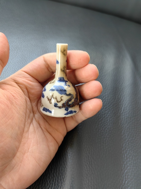 古玩陶瓷青花釉里紅龍紋瓶真品鑒賞圖