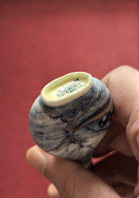 古玩陶瓷光緒本朝款青花加彩描金（伍子胥過江）鼻煙壺拍賣，當前價格38888元