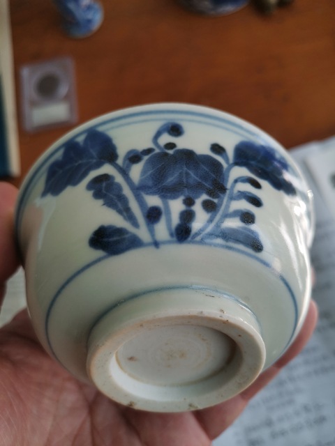 古玩陶瓷萊菔紋玉環(huán)底青花小碗真品鑒賞圖