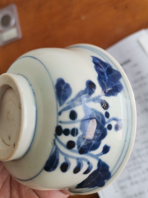 古玩陶瓷萊菔紋玉環(huán)底青花小碗真品鑒賞圖