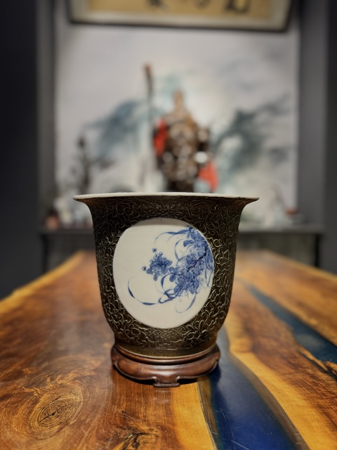古玩陶瓷民國 王步風(fēng)格古銅釉開窗青花花盆真品鑒賞圖