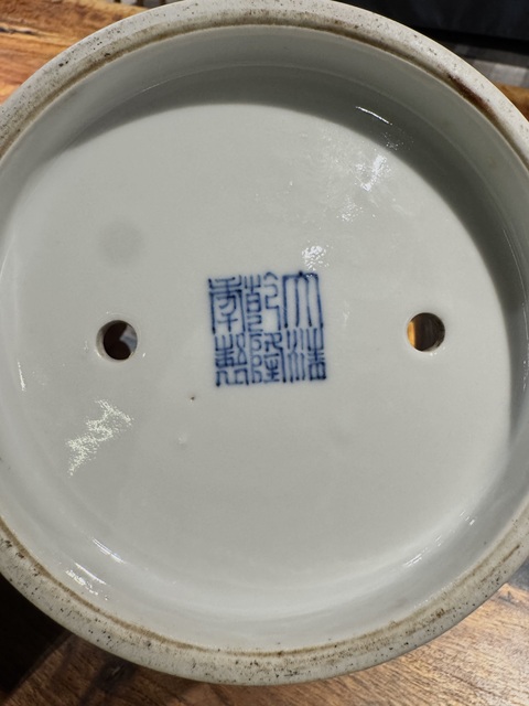 古玩陶瓷民國 王步風(fēng)格古銅釉開窗青花花盆真品鑒賞圖