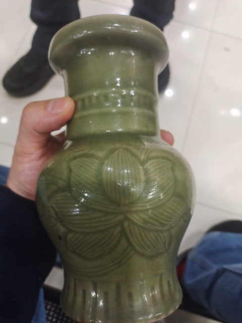 古玩陶瓷青釉刻花盤口瓶真品鑒賞圖