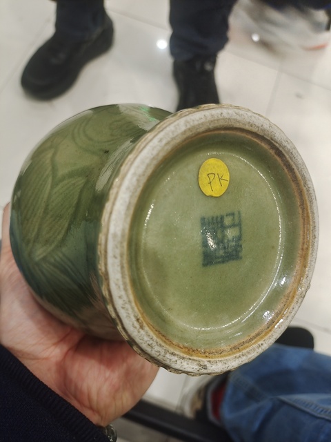 古玩陶瓷青釉刻花盤口瓶真品鑒賞圖