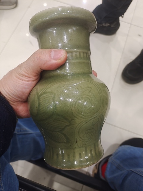 古玩陶瓷青釉刻花盤口瓶真品鑒賞圖