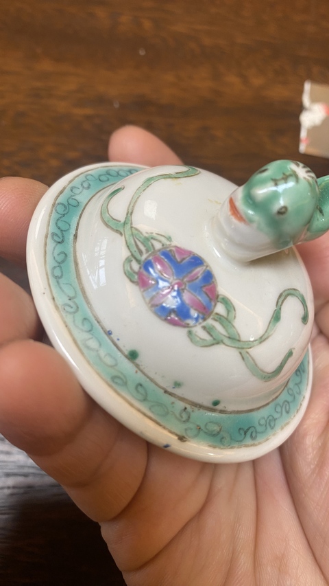 古玩陶瓷人物紋雞腿蓋瓶真品鑒賞圖