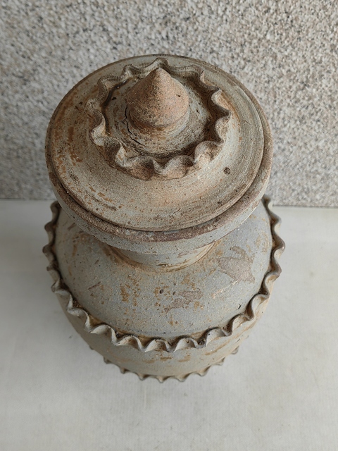 古玩陶瓷青釉貼塑水波紋蓋罐拍賣，當(dāng)前價格2998元