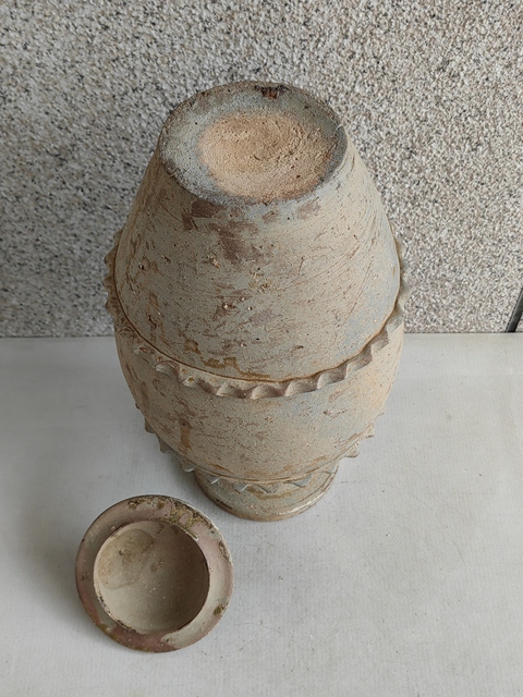 古玩陶瓷青釉貼塑水波紋蓋罐拍賣，當(dāng)前價格2998元