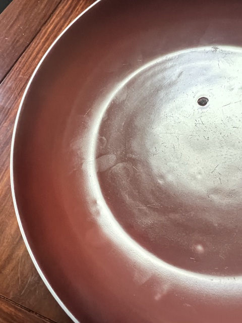 古玩陶瓷紅釉臥盤真品鑒賞圖