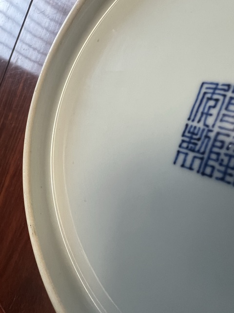 古玩陶瓷紅釉臥盤真品鑒賞圖